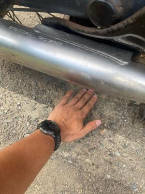 水抜き穴から噴射される排ガスを感じるところ