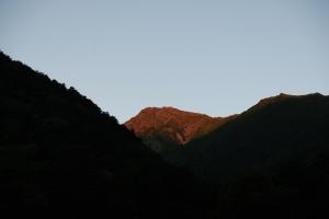 朝日があたる北岳