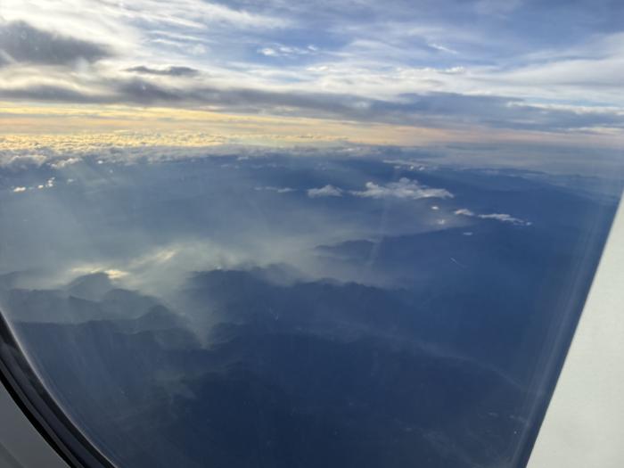 飛行機から眺める夕方の空