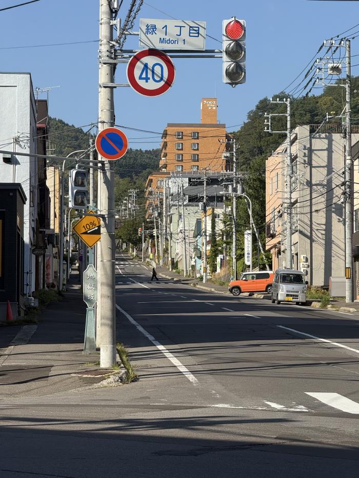 坂の先へ歩いていきます