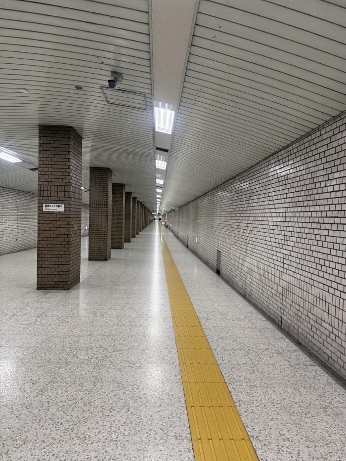 会場へ向かう途中の長い通路