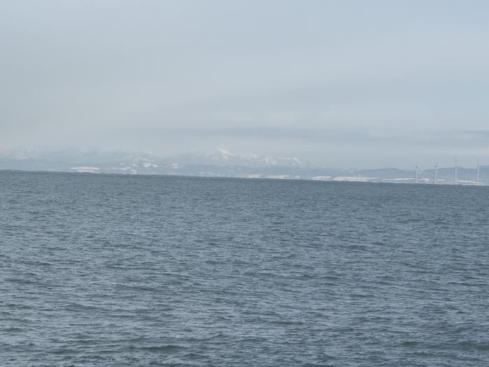 海の向こうに見える雪山