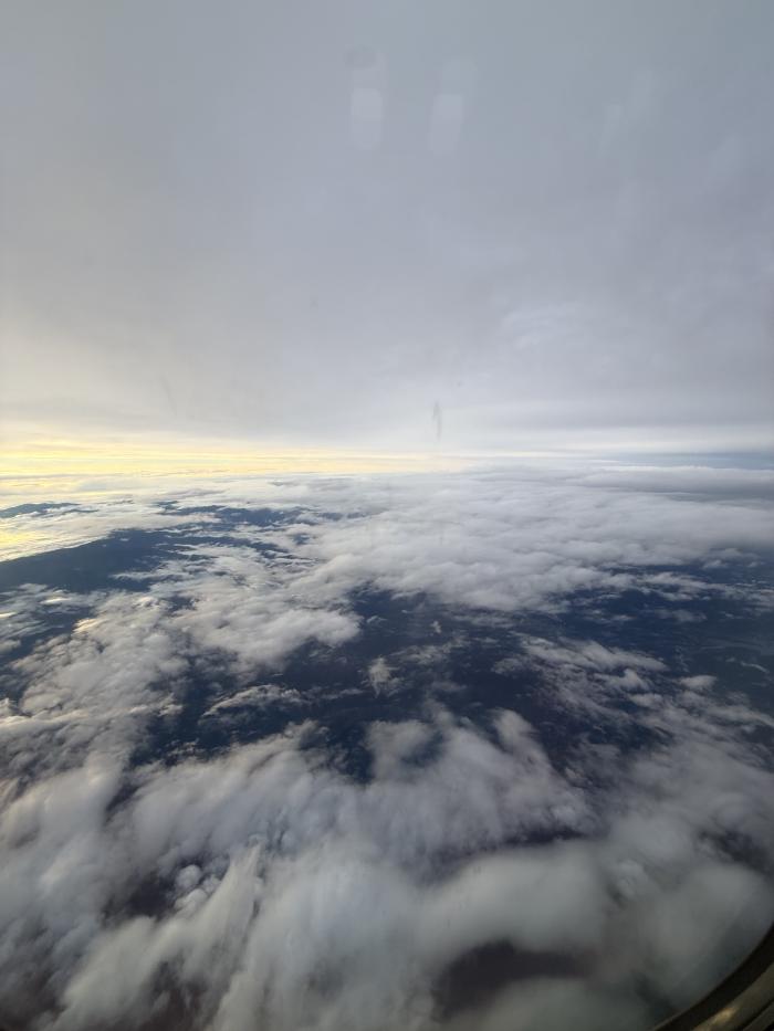 飛行機から眺める雲と夕方の空