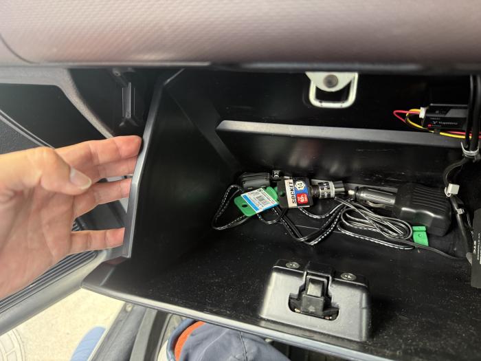 グローブボックスを開けているところ