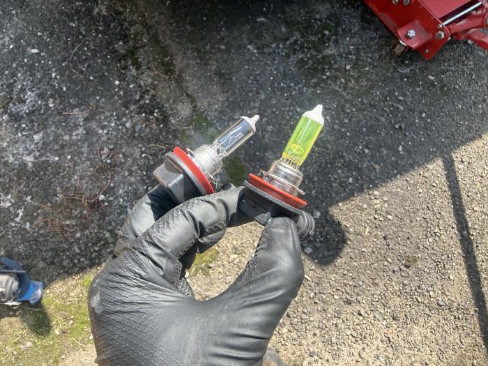 新品ASSYの白色バルブと、これまで使っていた黄色いバルブ