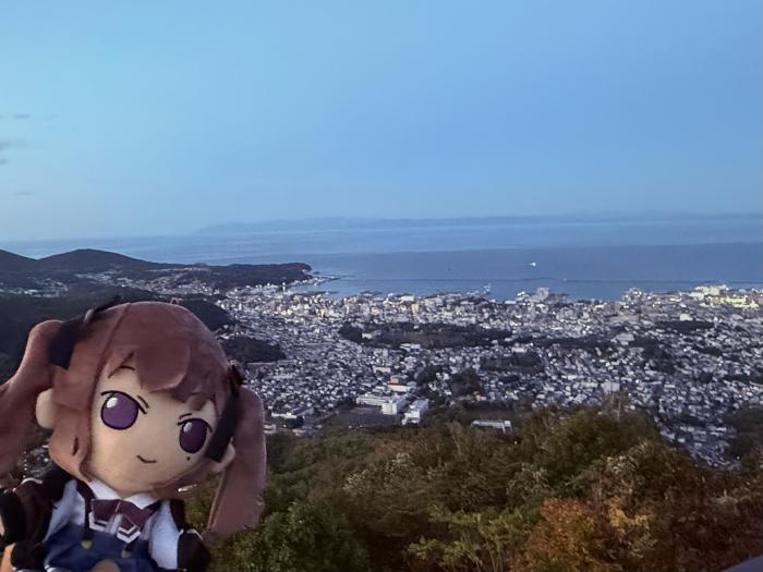 花梨先輩と夕方の小樽を眺める