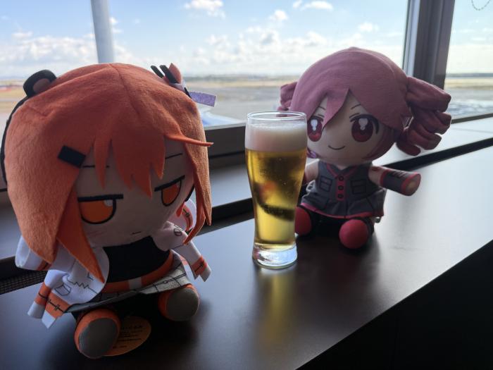 足立レイとテトさんのぬいと、朝のビール