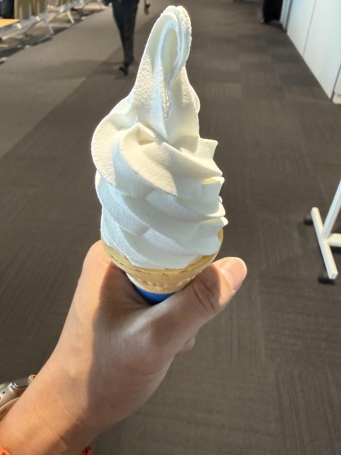 搭乗前にソフトクリーム