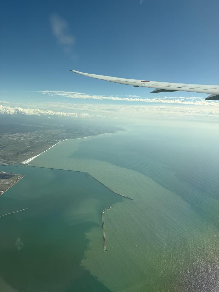 飛行機から眺める海岸線
